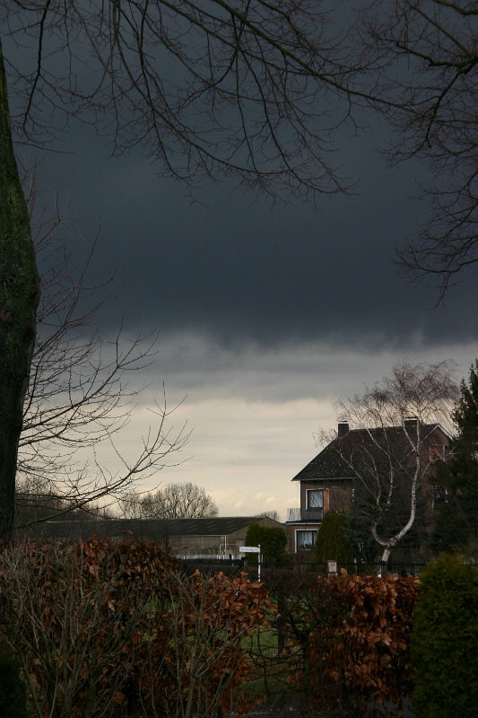 Schwarze Wolken im Winkel.JPG - Regenwolken